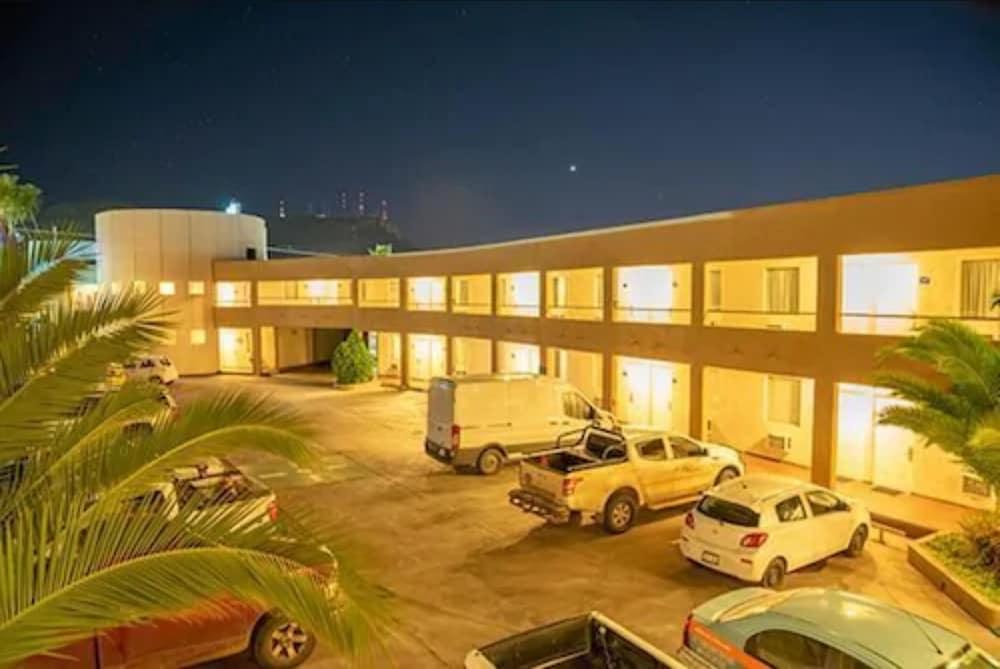 American Inn Hotel & Suites Parral Buitenkant foto