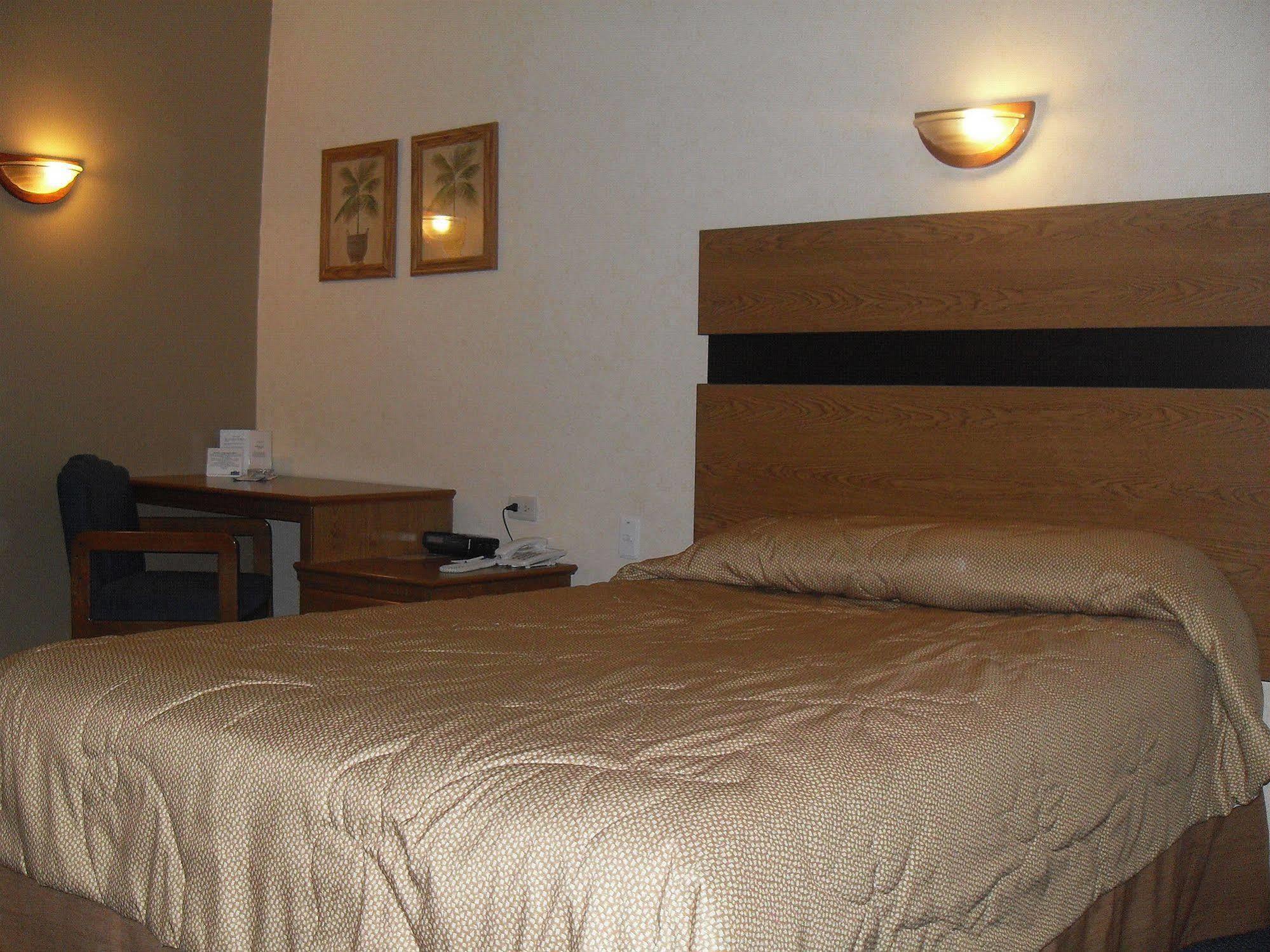 American Inn Hotel & Suites Parral Buitenkant foto