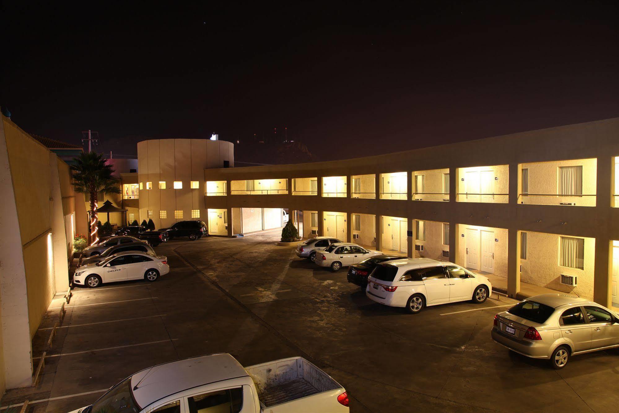 American Inn Hotel & Suites Parral Buitenkant foto